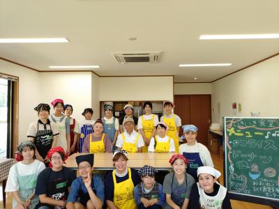 いきいき食堂の皆さんとサステナアンバサダーの集合写真