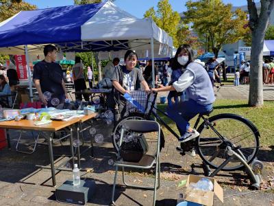 自転車発電の様子