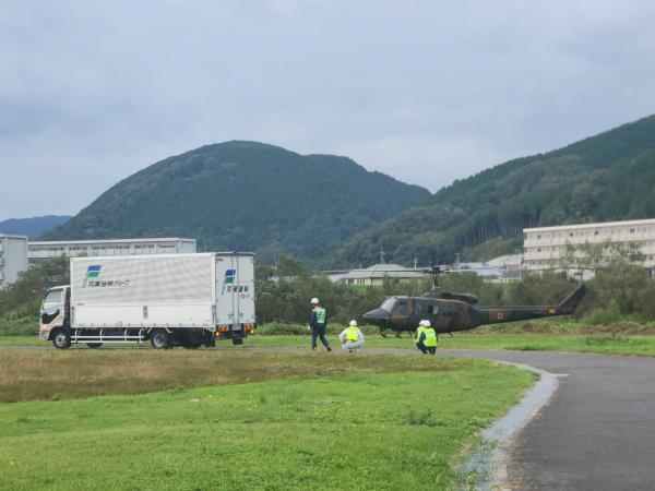 自衛隊ヘリ（物資輸送）