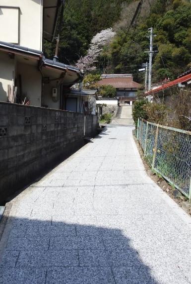 西江寺小路整備後の写真（奥に見えるのが西江寺）